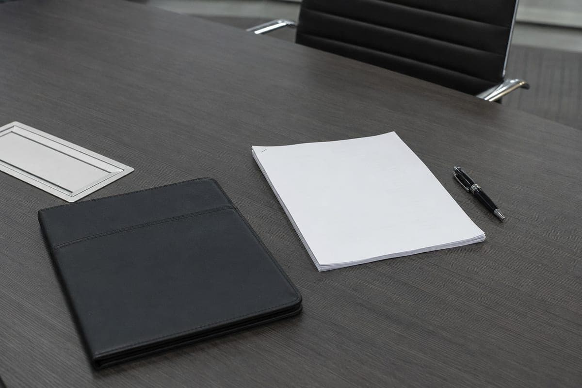 Documento de propuesta impreso, abierto en el capítulo de alcance